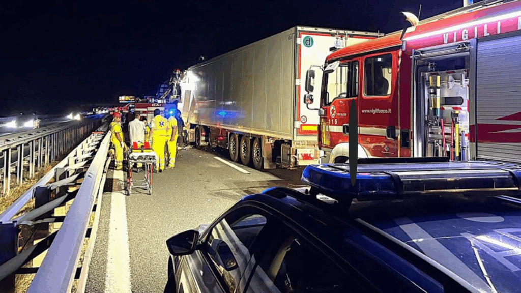 Camionista muore in un tamponamento tra tir sull’A1: è un 53enne salernitano