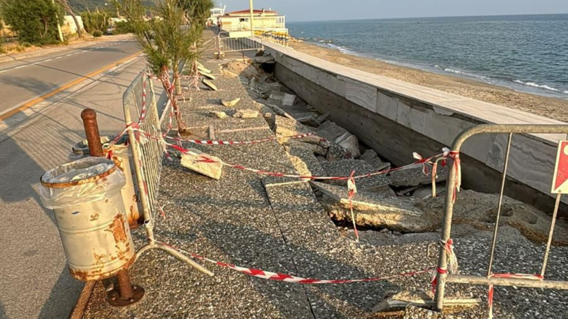 Muri crollati e varchi pericolosi, “Ascea in testa” denuncia: «Lungomare ponente abbandonato»
