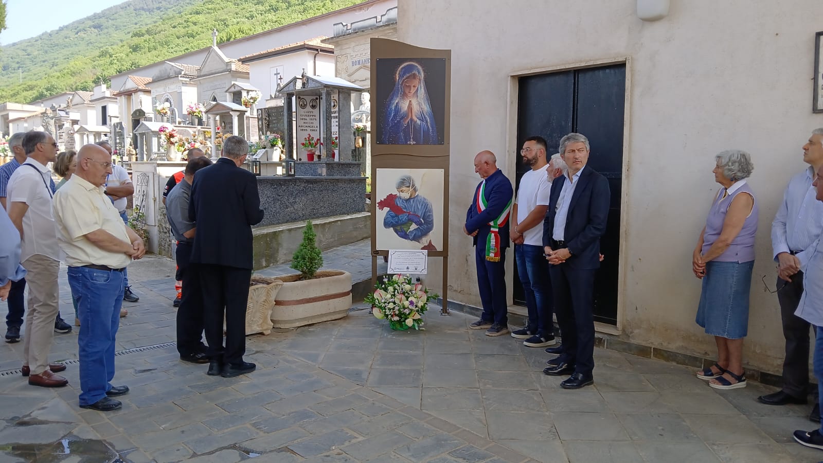 Sassano, inaugurato un cippo in memoria delle vittime del Covid-19: «Segno di rispetto»