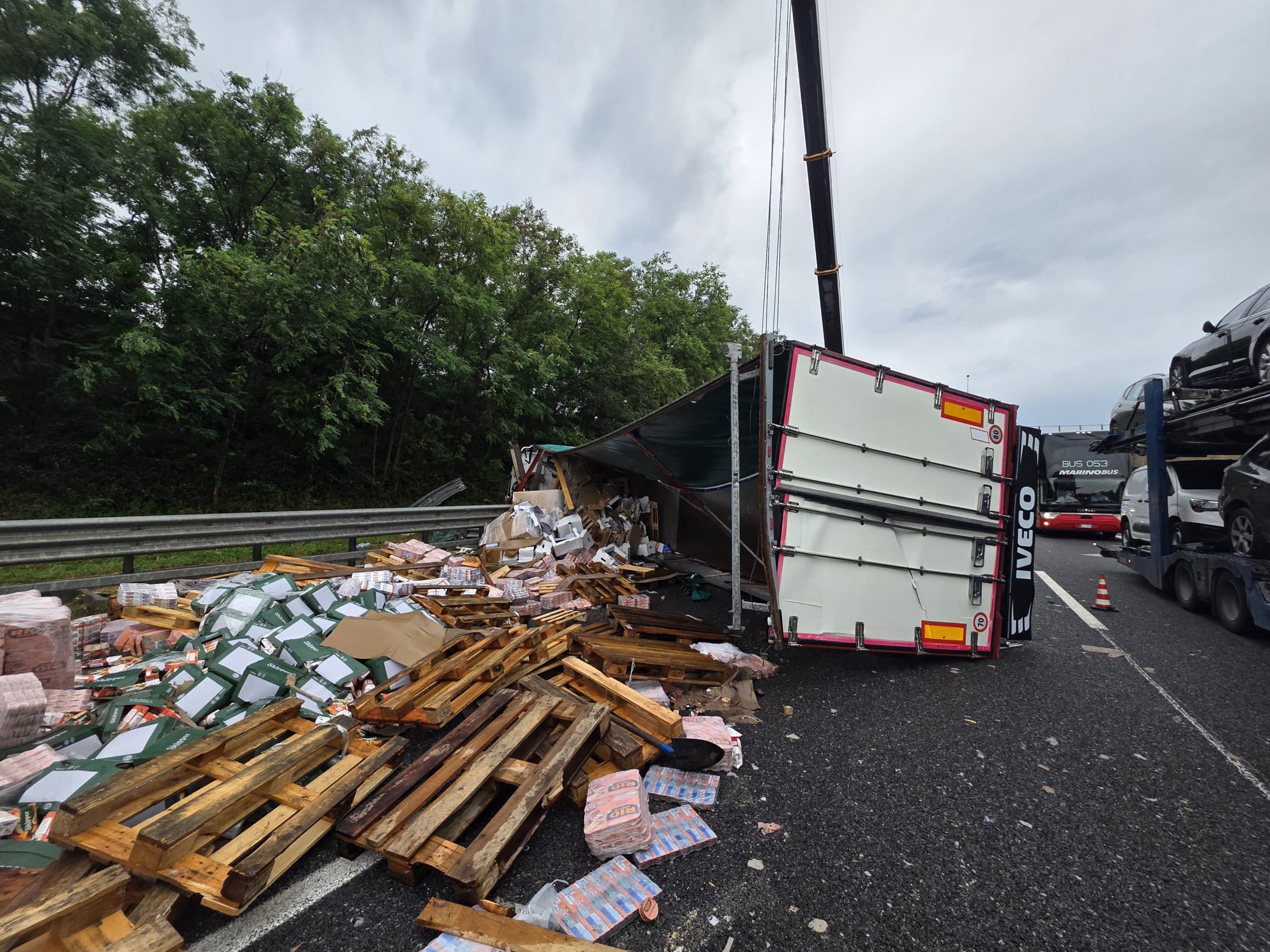 Camion si ribalta sull’A2 del Mediterraneo: conducente ferito e traffico in tilt