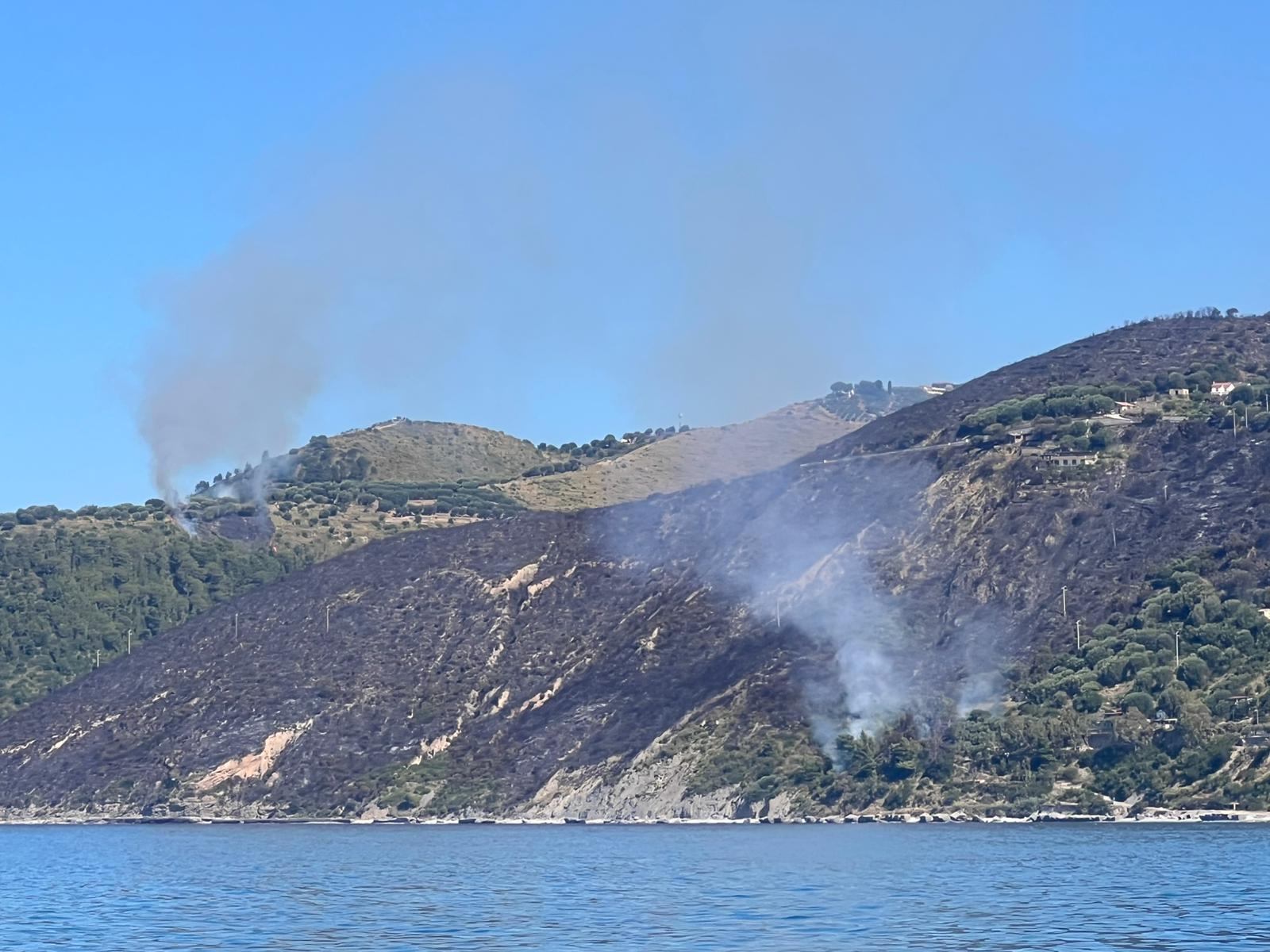 Cilento in fiamme da 12 ore: brucia ancora la collina tra Pisciotta e Ascea, ora minacciata la pineta di Punta del Telegrafo
