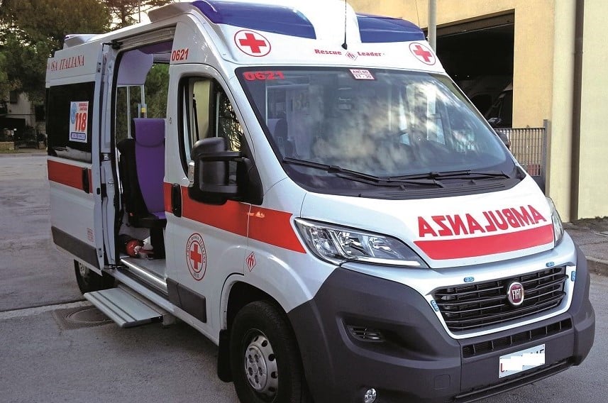 Roccagloriosa, uomo trovato privo di sensi in strada: soccorso da una passante, indifferenza tra i presenti