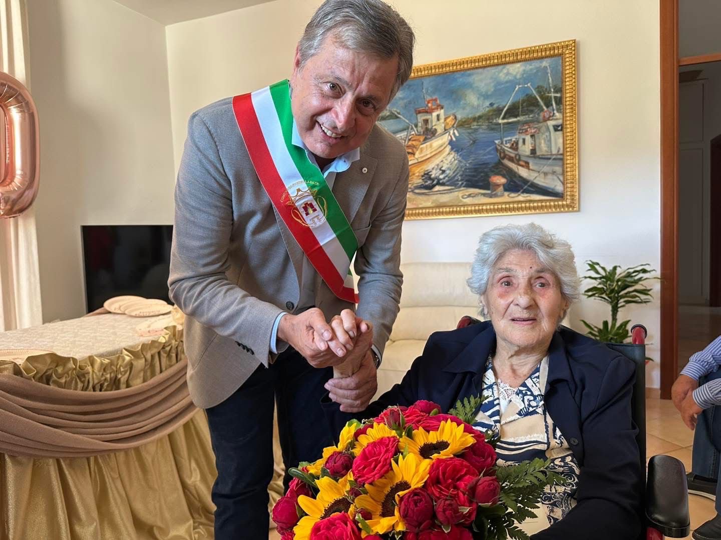 Castellabate festeggia i 100 anni della signora Carolina Di Luccia