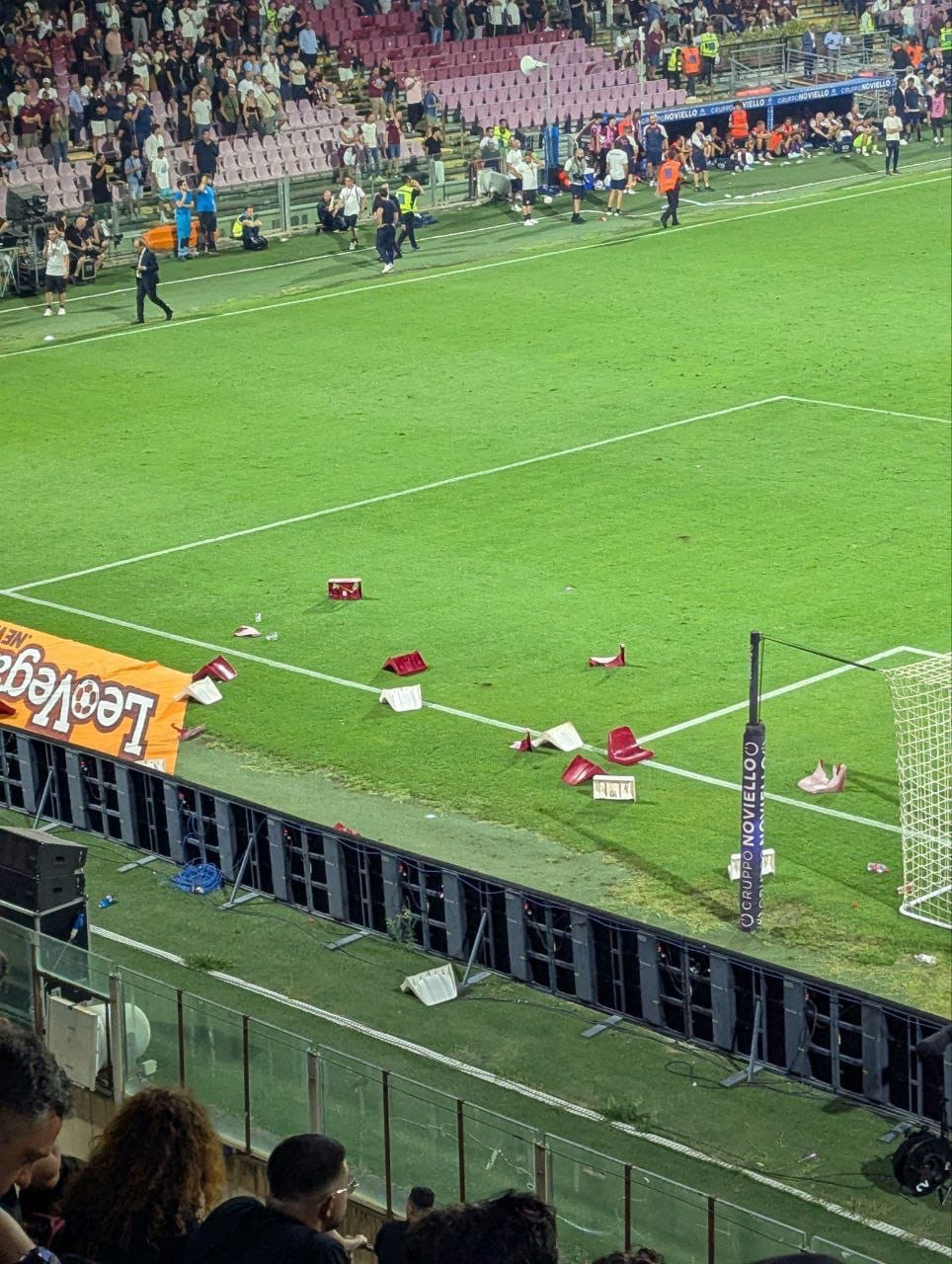 Play-out drammatico all’Arechi: la Salernitana retrocede in Lega Pro, partita sospesa per disordini