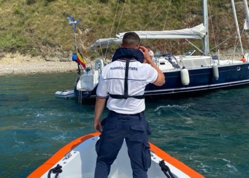 Agropoli, imbarcazione straniera incagliata: interviene la Guardia Costiera. Salvi i quattro a bordo