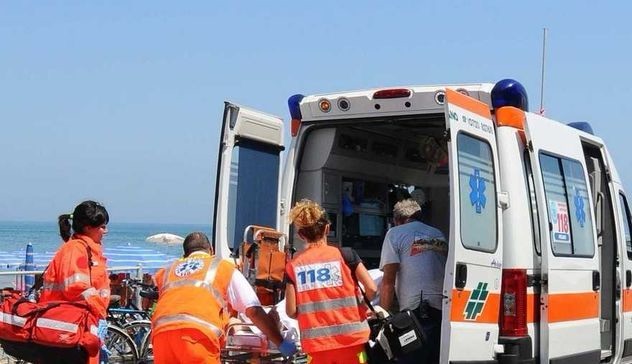 Incidente in barca a Marina di Camerota: uomo ustionato si getta in mare per salvarsi