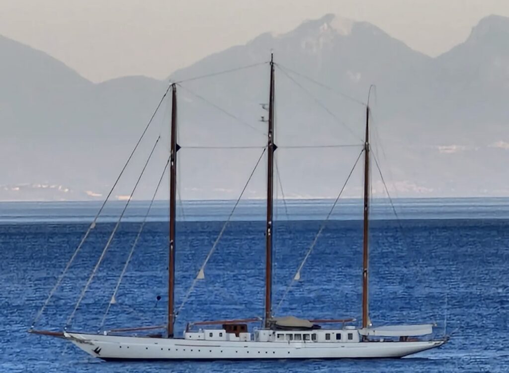 Scario, il veliero Fleurtje incanta la costa del Cilento