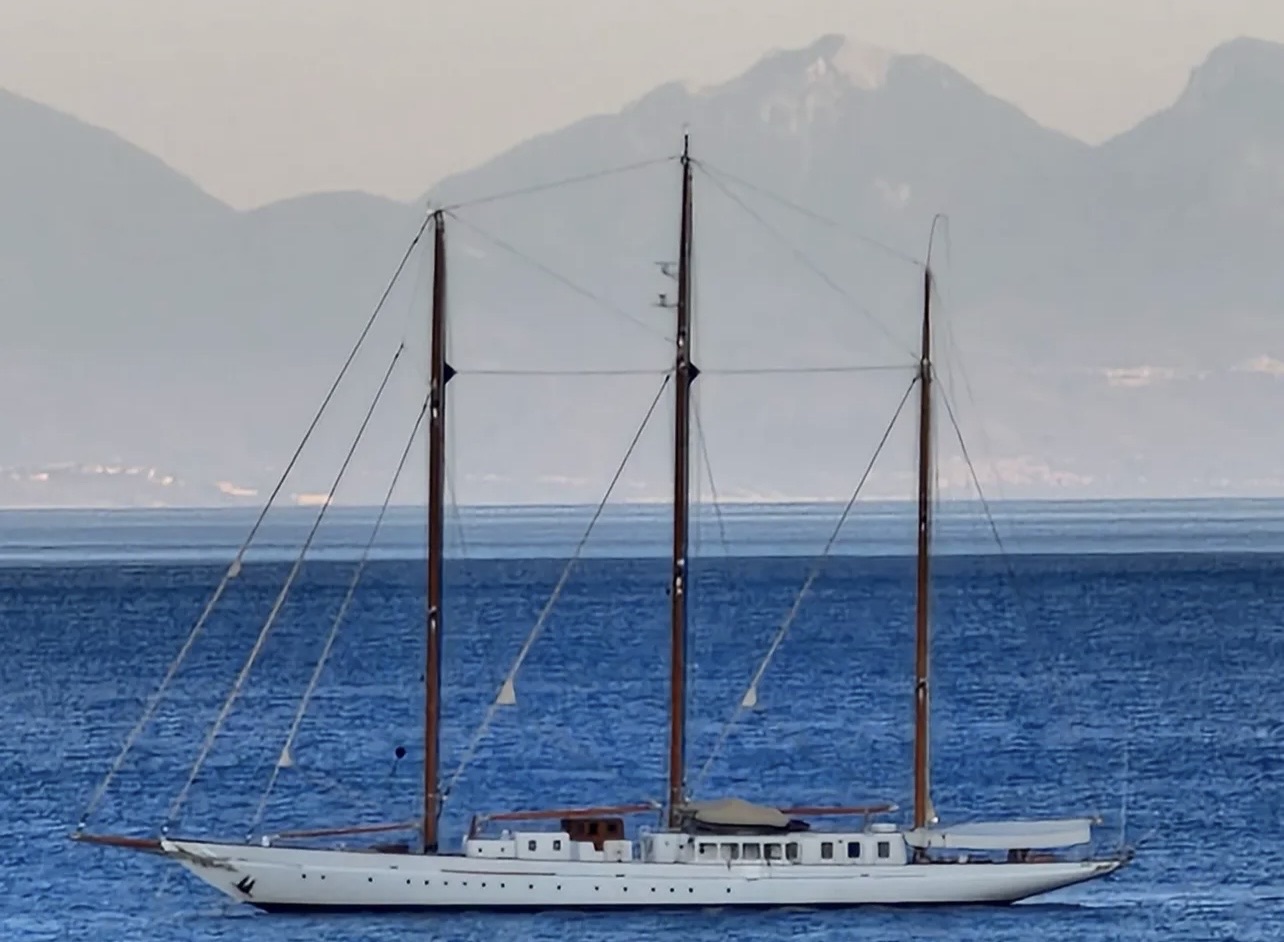 Scario, il veliero Fleurtje incanta la costa del Cilento