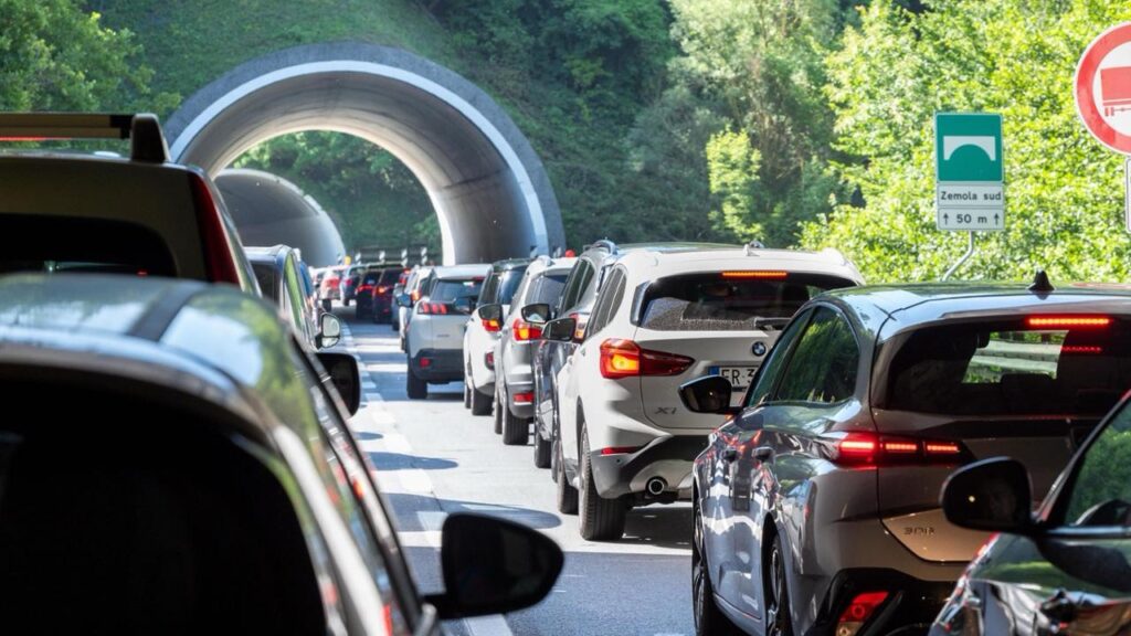 Rientro dal Cilento, traffico da bollino nero: code e rallentamenti verso nord