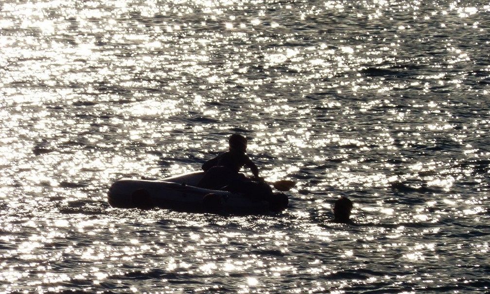 Paestum, trascinati al largo dalla corrente: coppia sul materassino salvata da un bagnino