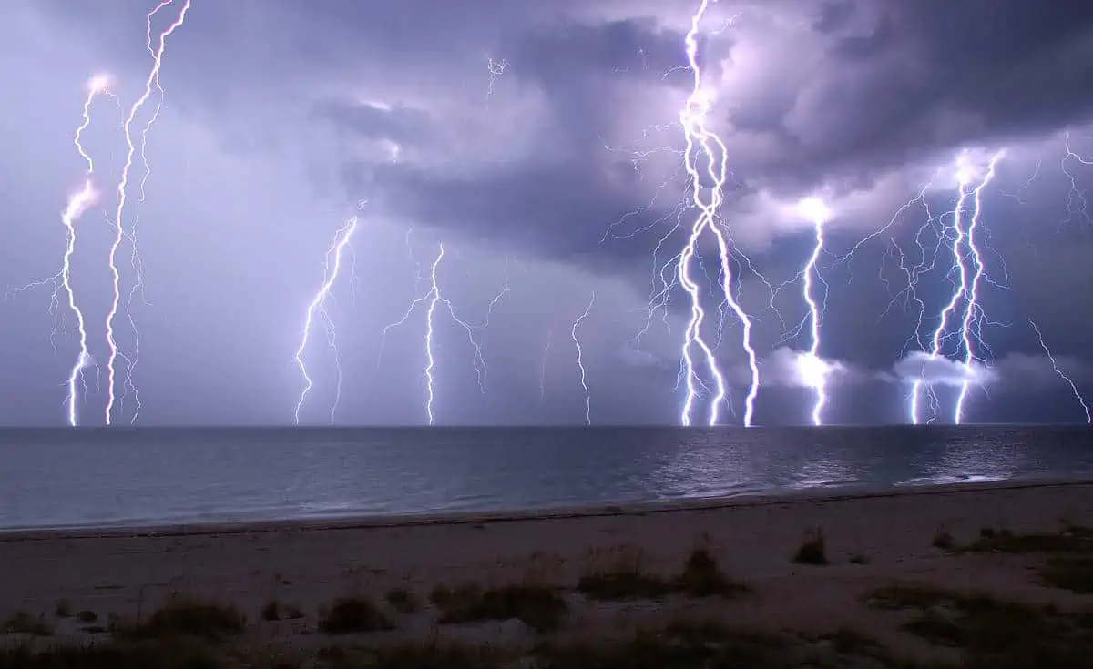 Tempesta di fulmini nel Cilento: danni a impianti e blackout di rete, disagi per attività e smart working