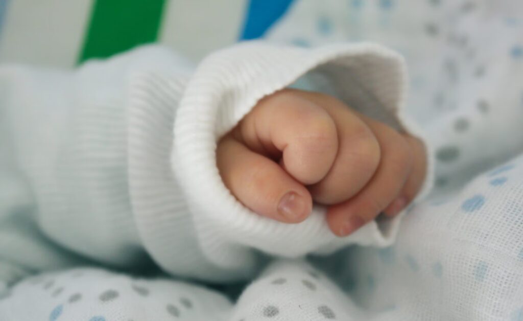 Villammare, bimbo di 9 mesi in coma. L’avvocato del padre: «Mai sospettato maltrattamenti»