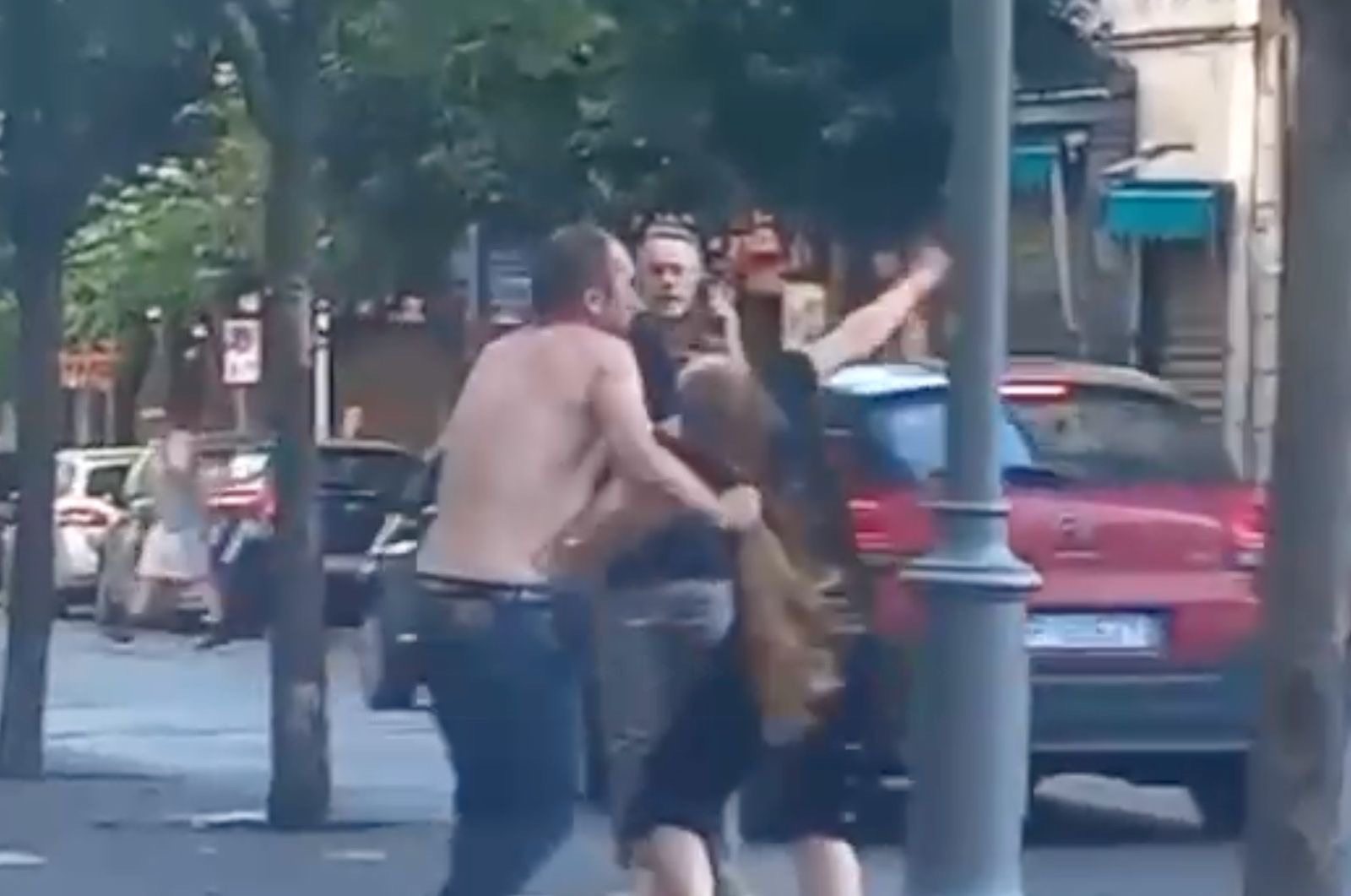 Salerno, violenta aggressione in piazza al Carmine: arrestato un uomo, donna sotto shock