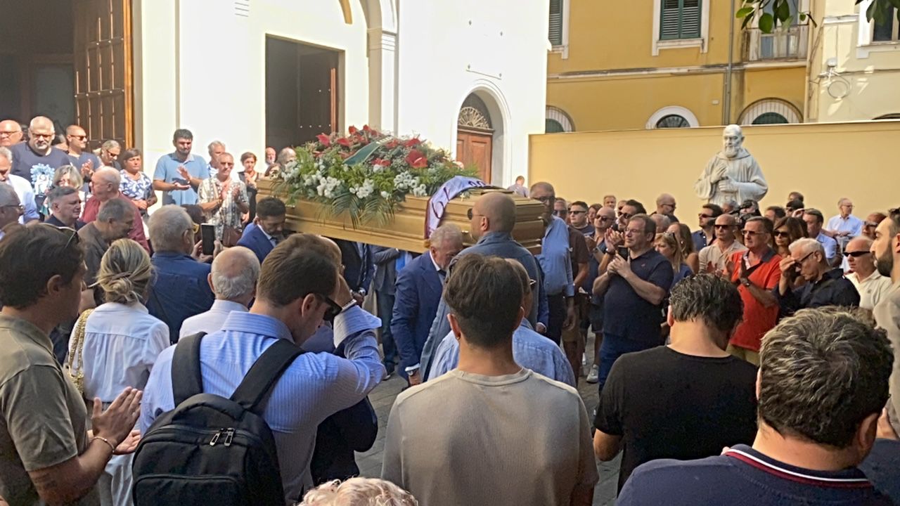 Salerno dà l’ultimo saluto a Matteo Amaturo: artista, voce e volto amato della città