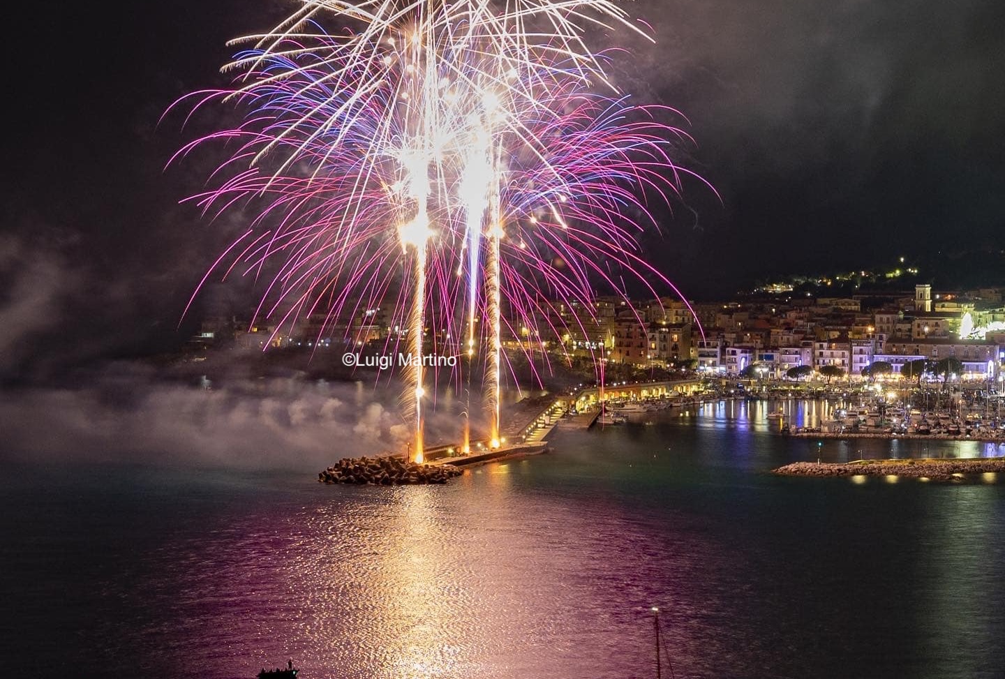 Marina di Camerota, serata di fede e spettacolo per la Madonna del Carmine: fuochi sul mare e musica in piazza