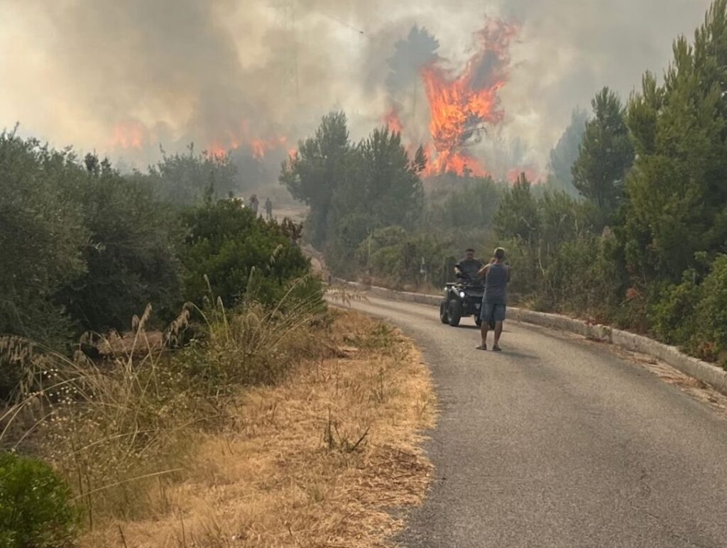 Dopo Pisciotta, brucia anche Ceraso: distrutto mezzo della comunità montana