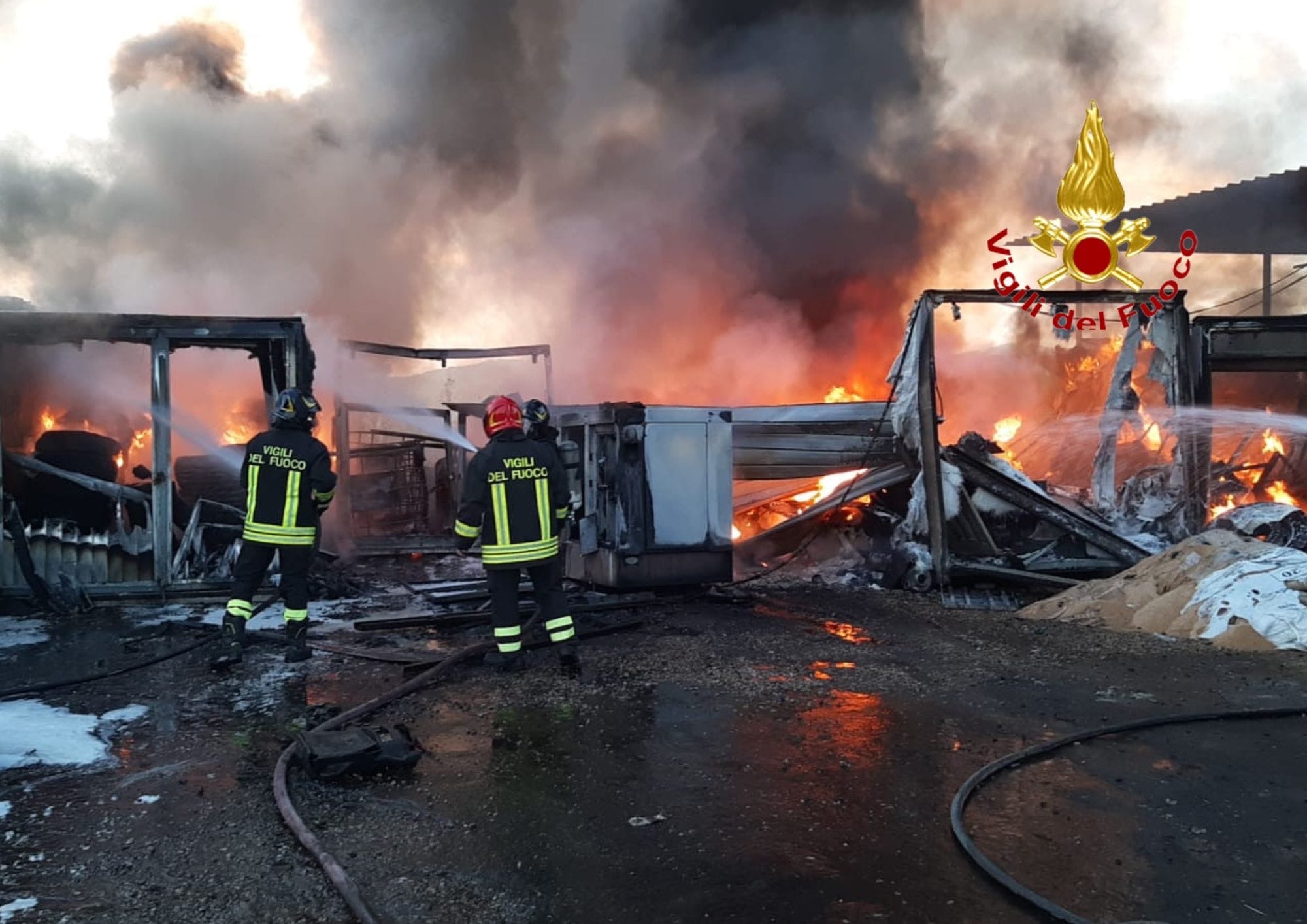 Incendio a Bellizzi: in fiamme un deposito di container con pneumatici e oli