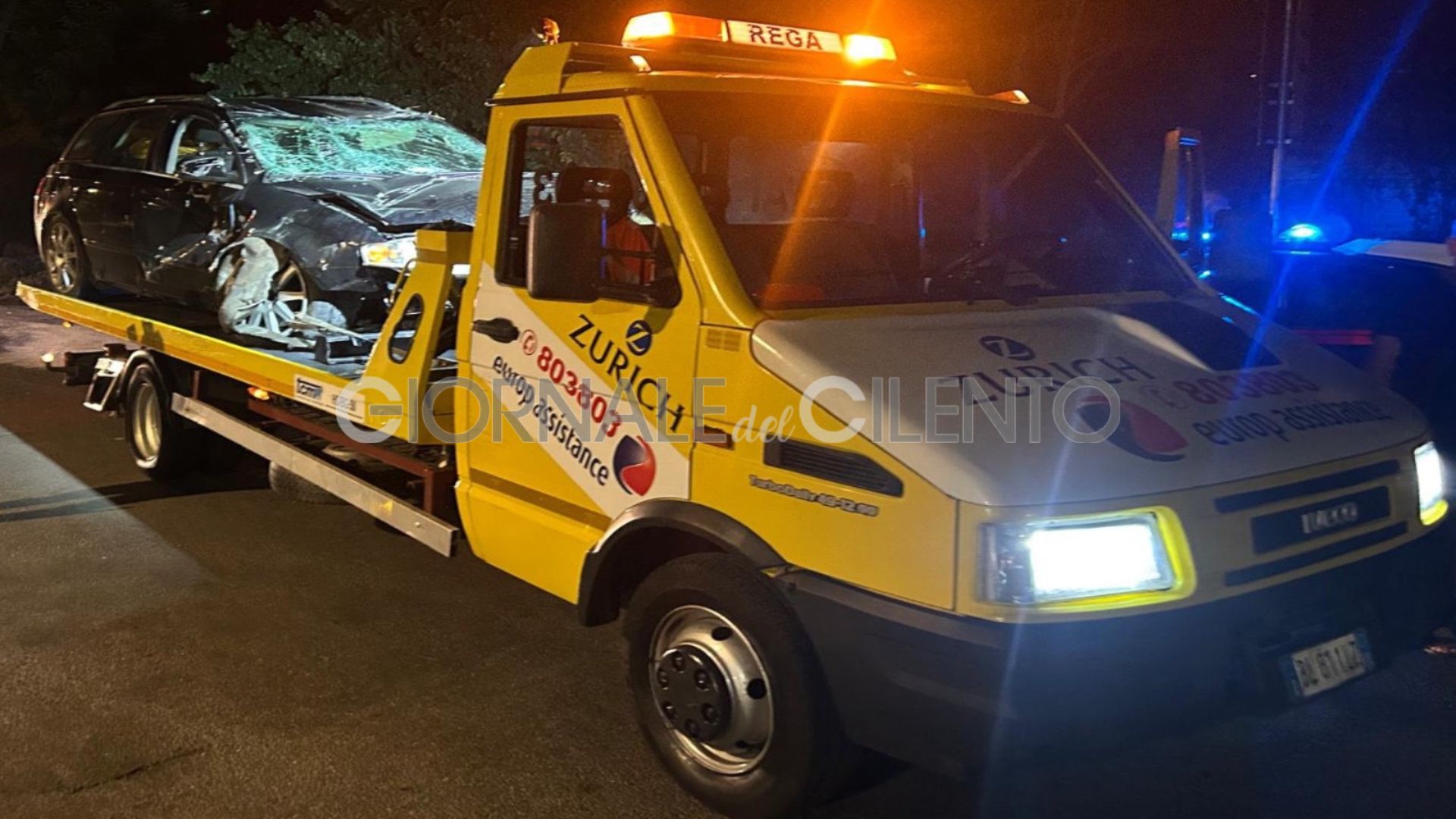 Capaccio Paestum, auto si ribalta nella notte: paura per tre giovani