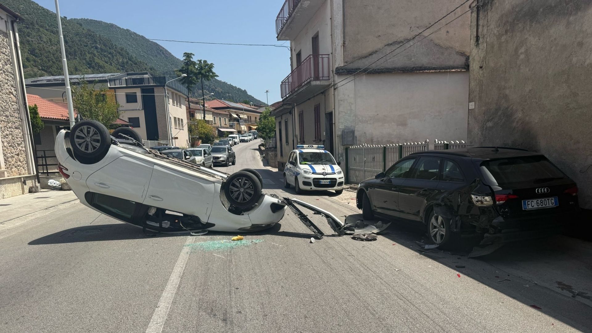 Sala Consilina, auto si ribalta in via San Sebastiano: ferita una donna
