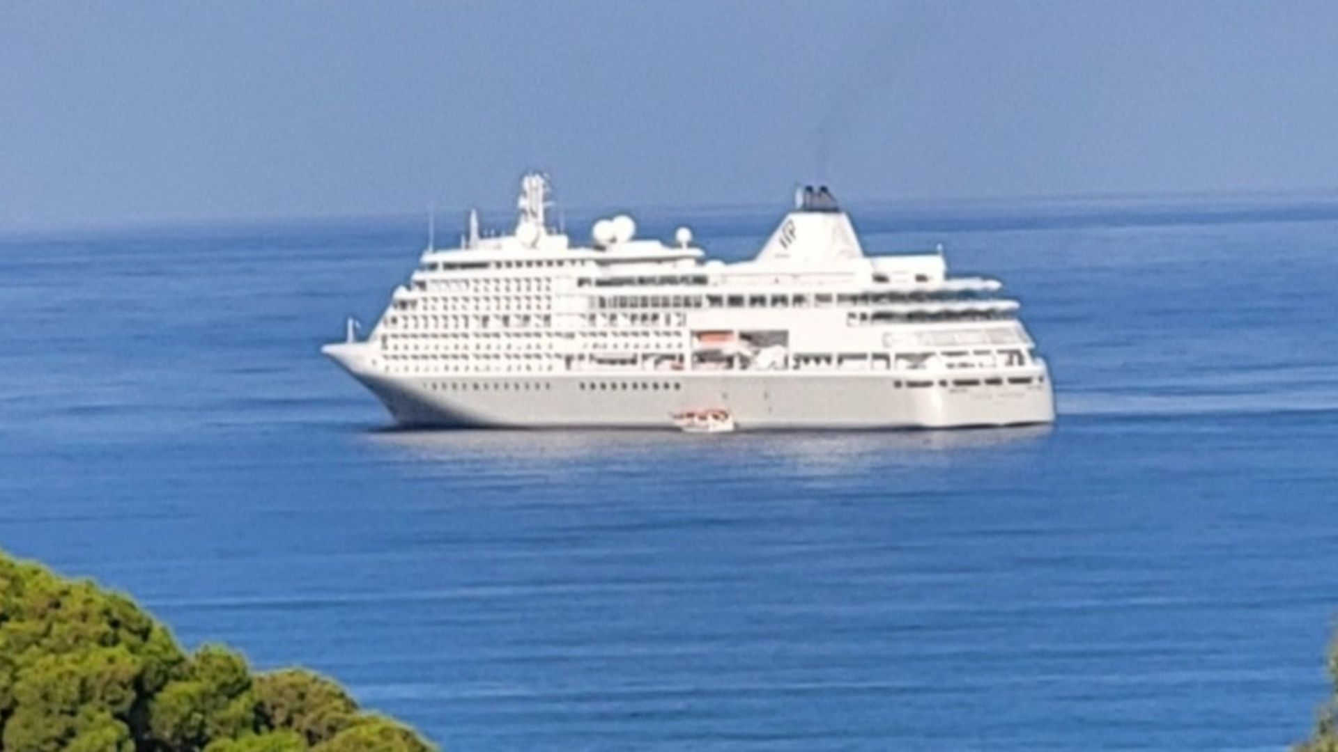 Agropoli, in rada la nave da crociera Silver Whisper. Mutalipassi: «Il porto al centro del nostro sviluppo»