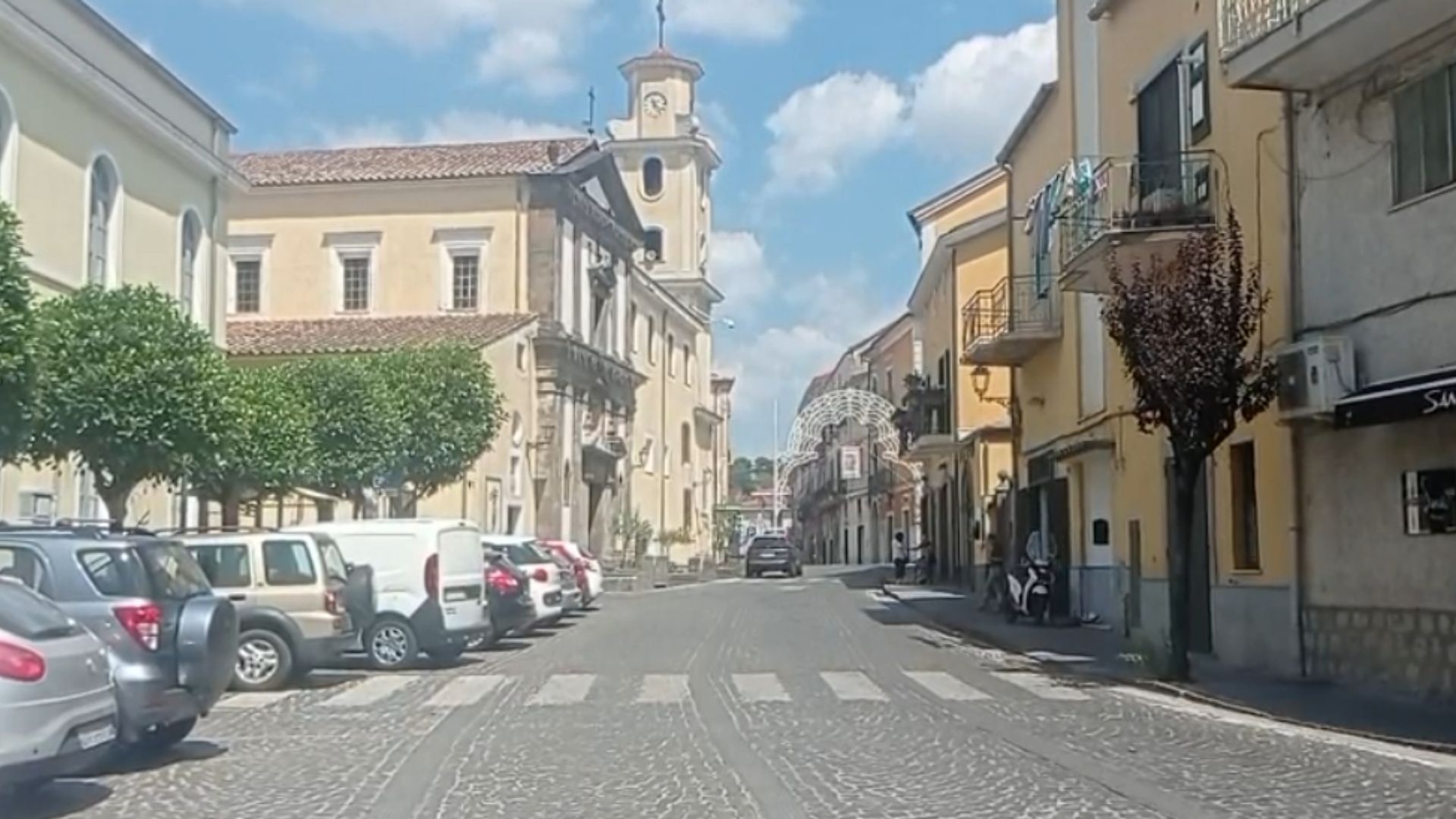 Cava de’ Tirreni, dramma a Santa Lucia: accoltella la moglie nel sonno e tenta il suicidio