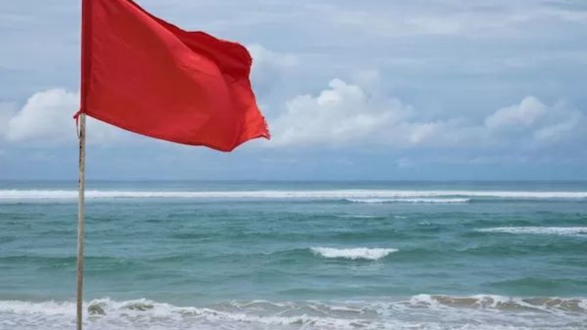 Mare agitato e bandiera rossa, turista insiste per fare il bagno: interviene la municipale ad Ascea