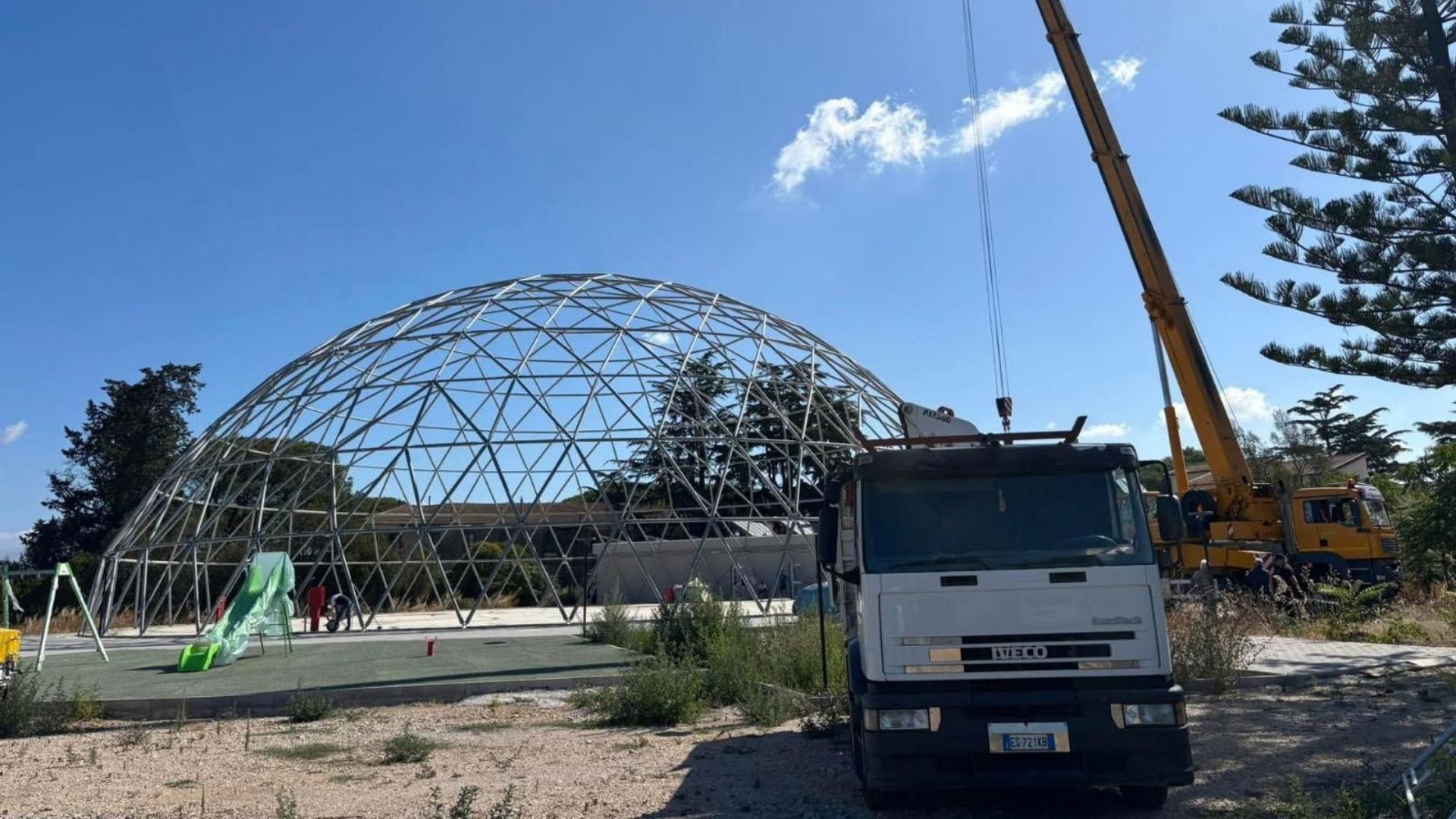 Capaccio Paestum, procedono i lavori di completamento della cupola geodetica di Gromola