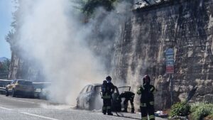 Auto a Gpl prende fuoco sull’A2: famiglia messa in salvo dai vigili del fuoco di Sala Consilina