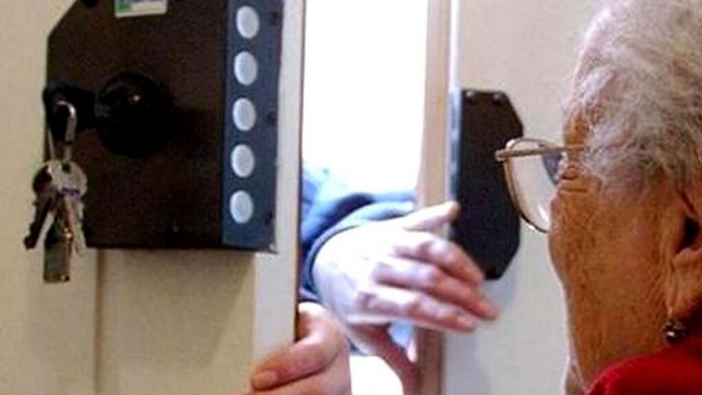 Anziana narcotizzata e derubata in casa nel Salernitano