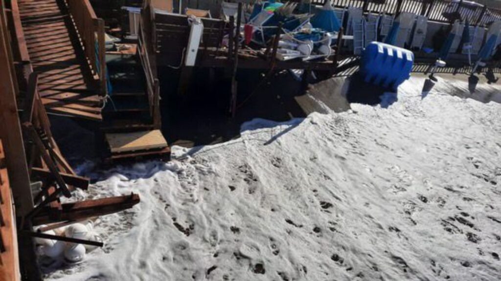 Mareggiate a Casal Velino Marina: danni allo stabilimento balneare