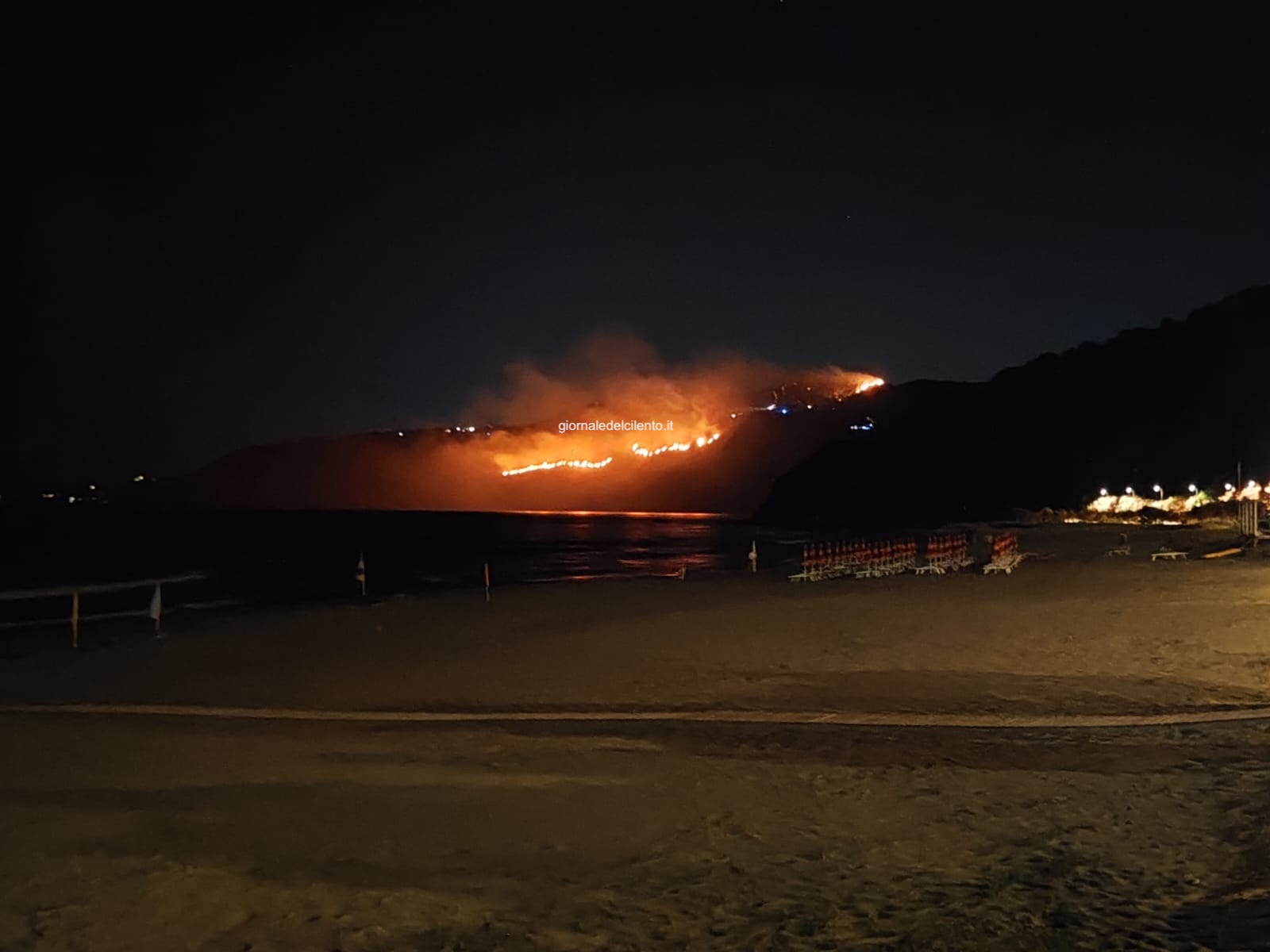 Pisciotta, ancora fiamme: un’altra notte di terrore