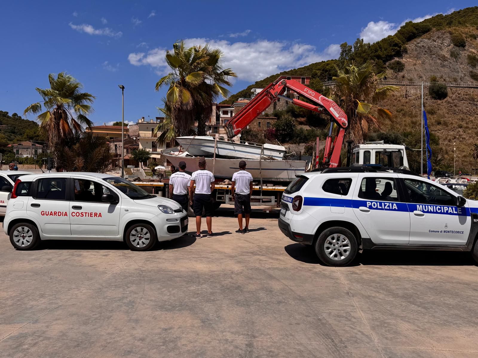 Montecorice, maxi operazione al porto di San Nicola: rimossi 60 natanti abusivi