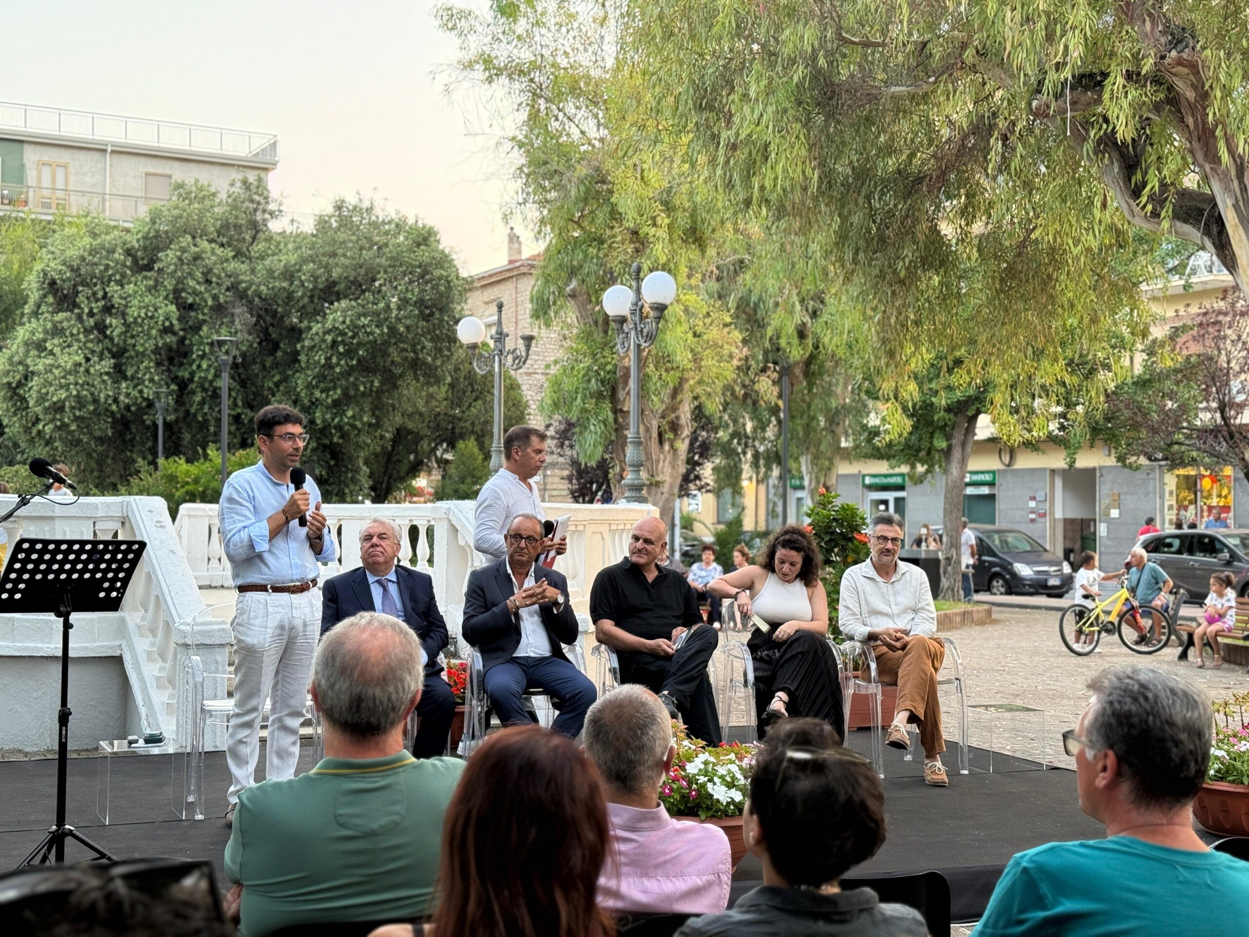 Sapri, “Terre del Bussento Experience” conquista il pubblico: il territorio si racconta tra vino, libri e tradizione