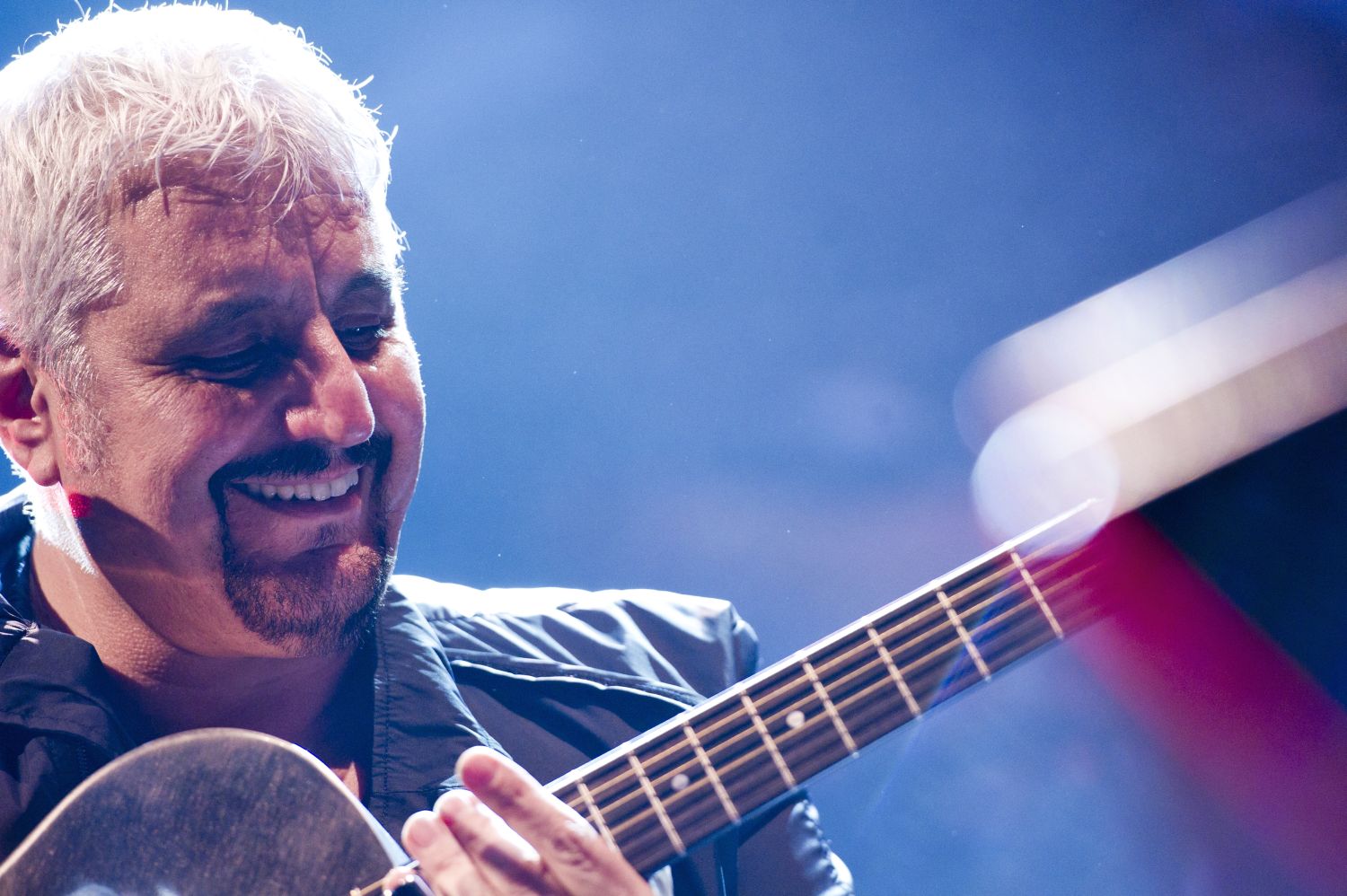 Sapri omaggia Pino Daniele con “Tutta ‘nata storia”, tra musica e parole
