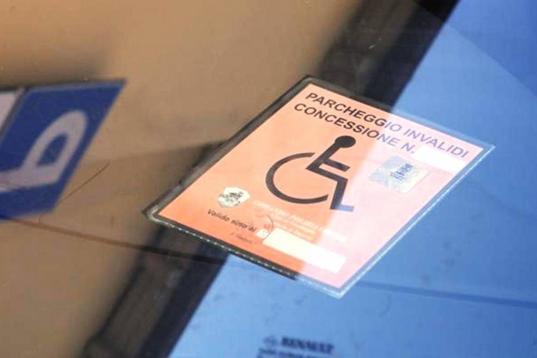 Ascea, controlli sui contrassegni invalidi: sei sequestri in due weekend per uso improprio