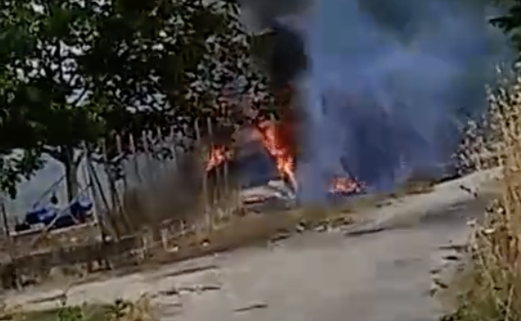 Auto abbandonata avvolta dalle fiamme a Polla: era già stata segnalata