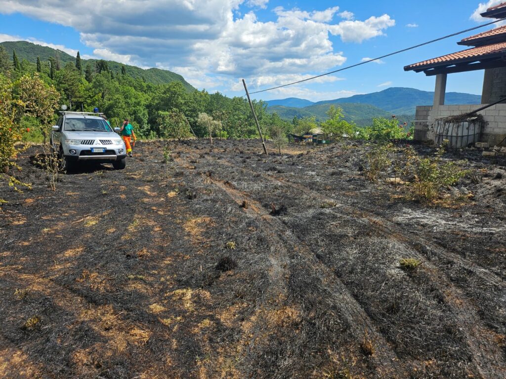 Montesano sulla Marcellana, incendio durante pulizia di un terreno: intervento tempestivo evita il peggio