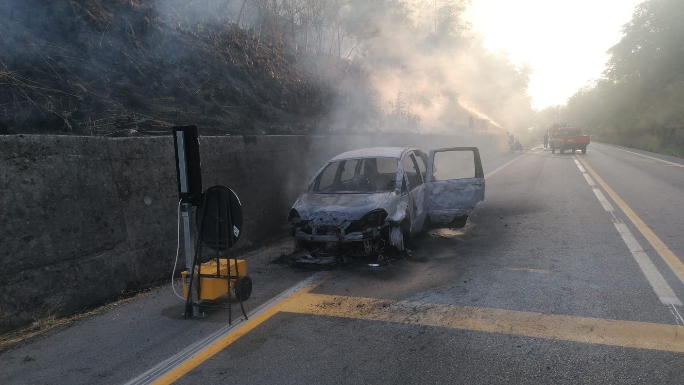 Auto in fiamme sulla Cilentana all’altezza di Celle di Bulgheria: conducente illeso, fiamme anche sulla collina