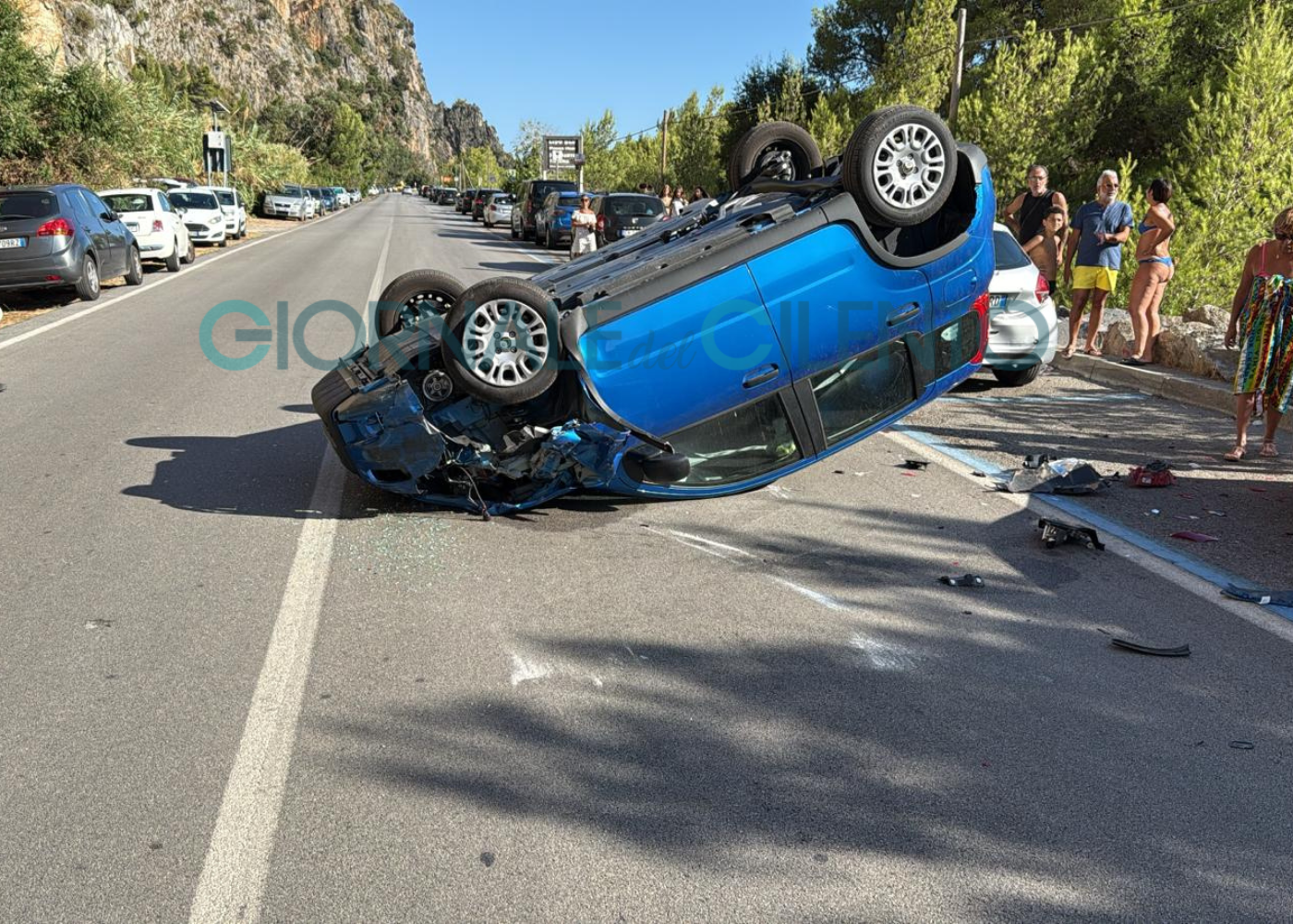 Incidente stradale a Marina di Camerota, auto si ribalta in località Mingardo
