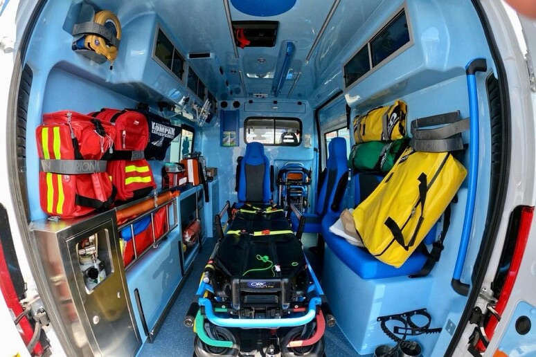 Case del Conte, paura in mare a Baia Arena: bagnino eroe salva due turisti