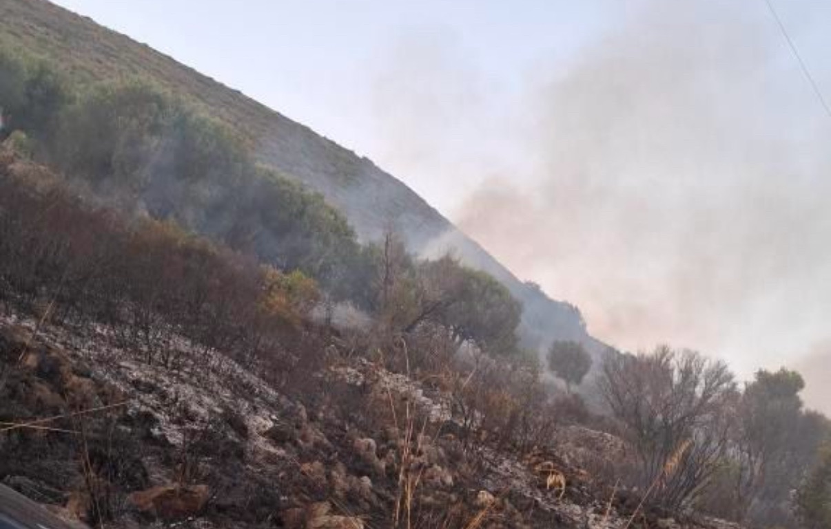 Incendio a Lentiscosa, le fiamme lambiscono il campo sportivo