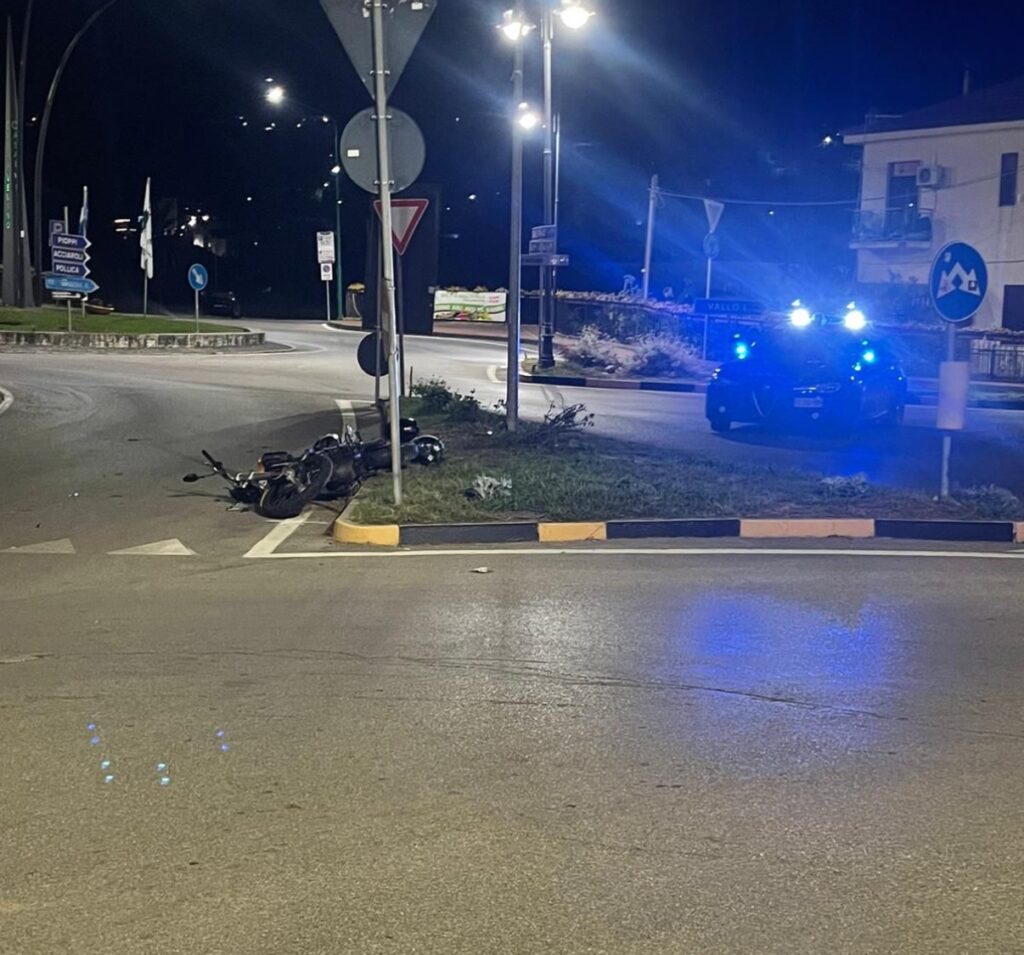Incidente nella notte a Casal Velino Marina: feriti due giovani in moto