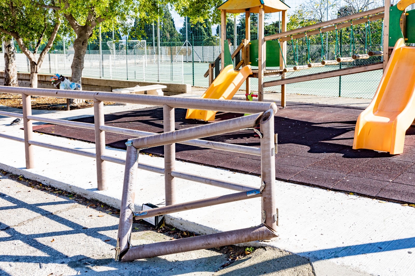 Controne, raid vandalico al centro sportivo: distrutte strutture e giochi