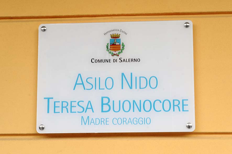 Principio d’incendio all’asilo Buonocore di Salerno, evacuati i bambini: «Serve un piano sicurezza»