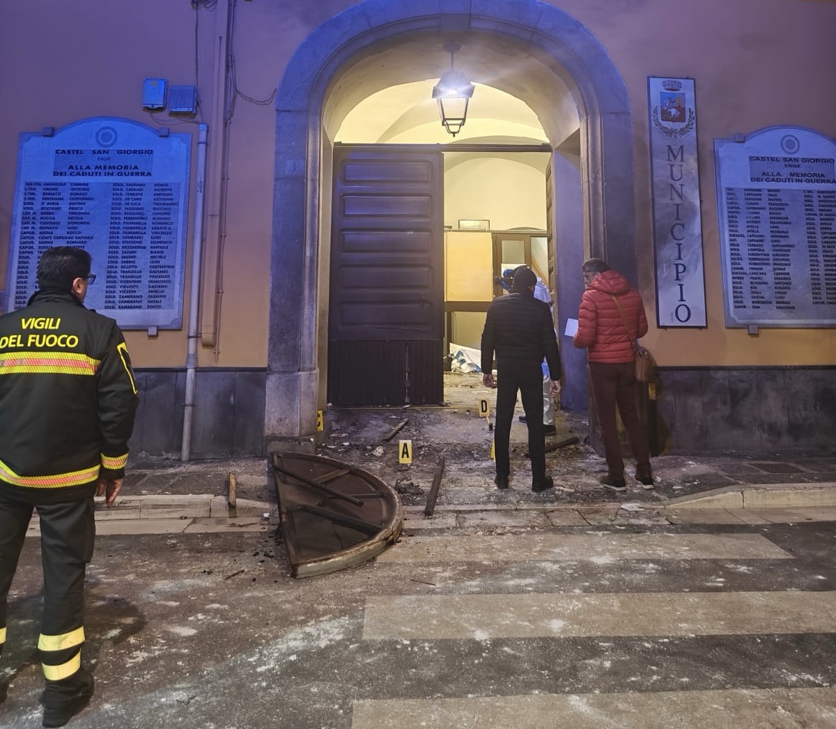 Bomba davanti al Comune: cinque indagati, svolta nelle indagini dell’Antimafia