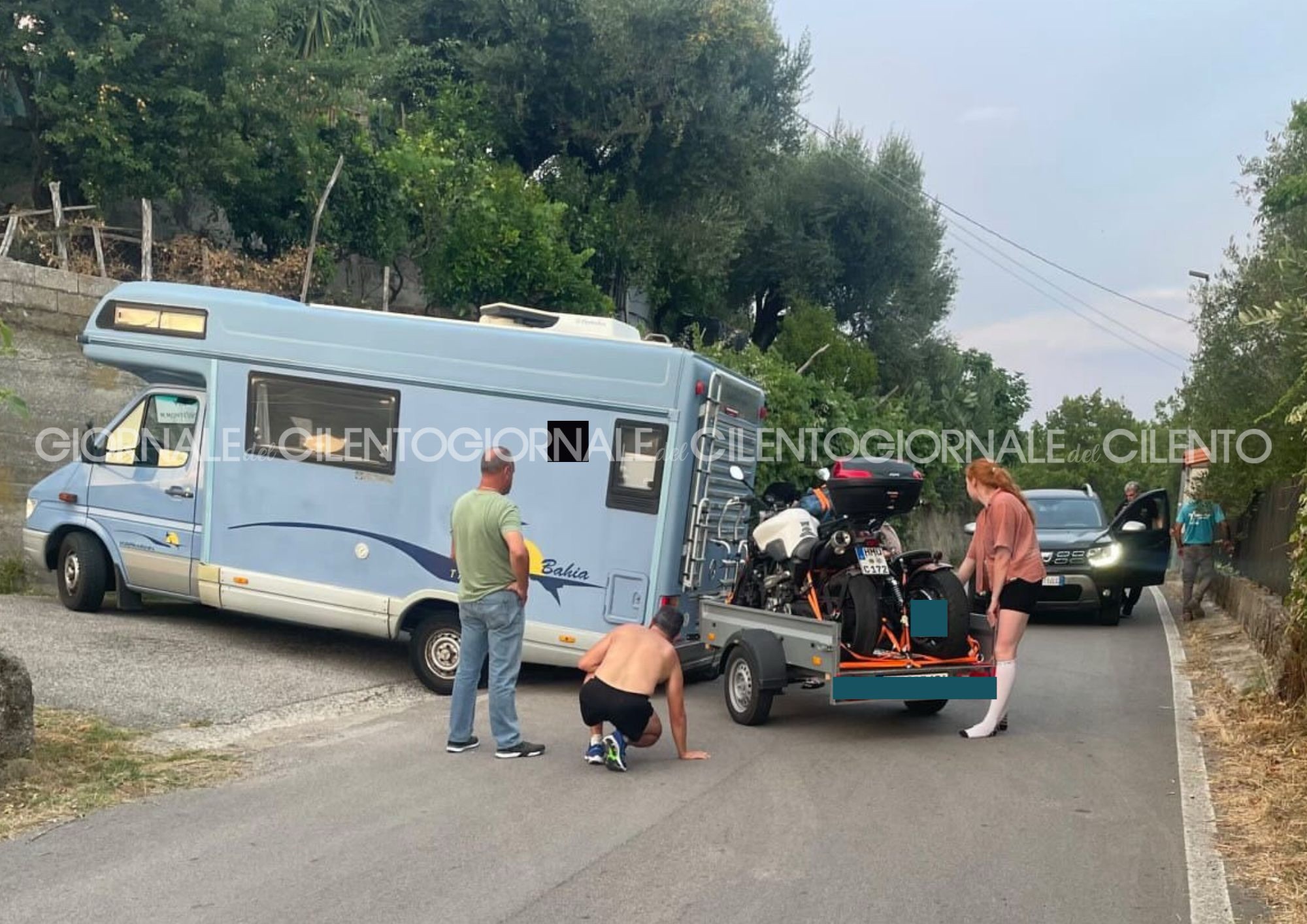 Camper con rimorchio si blocca in salita a San Mauro La Bruca: disagi alla viabilità