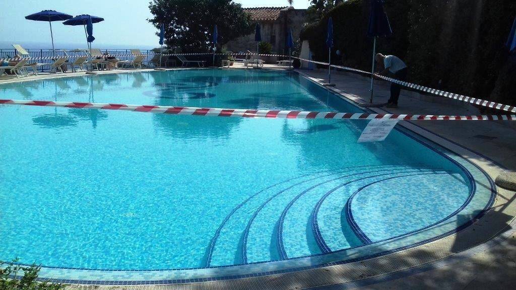 Bimbo rischia di annegare, piscina sotto sequestro: indagini in corso
