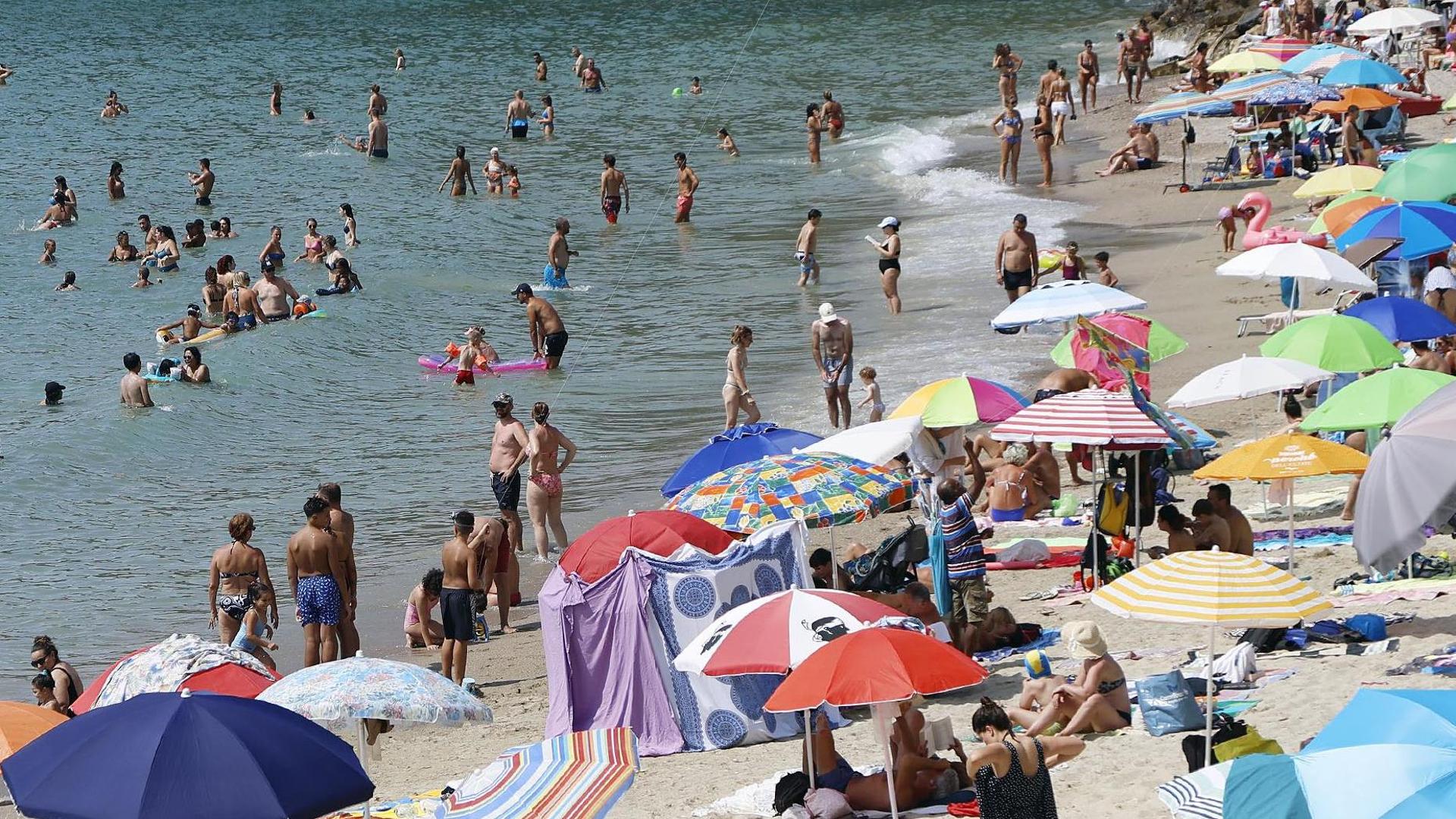 Ascea Marina, segnalati furti in spiaggia: venditori ambulanti si intrufolano sotto gli ombrelloni