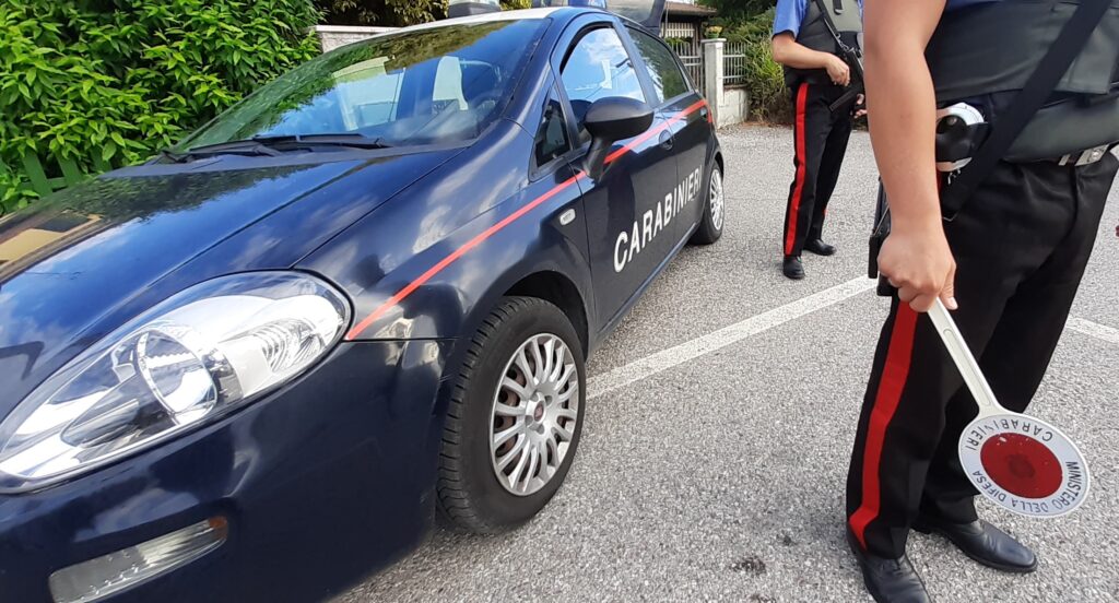 Insegue i carabinieri per le vie del paese: denunciato un uomo in stato di ebbrezza a Sant’Arsenio