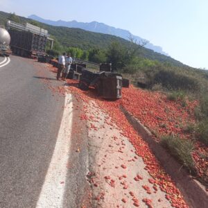 Contursi Terme, camion di pomodori si ribalta sulla strada: traffico in tilt, nessun ferito